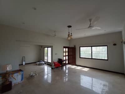 three bed dd 1st floor with roof portion for rent in johar