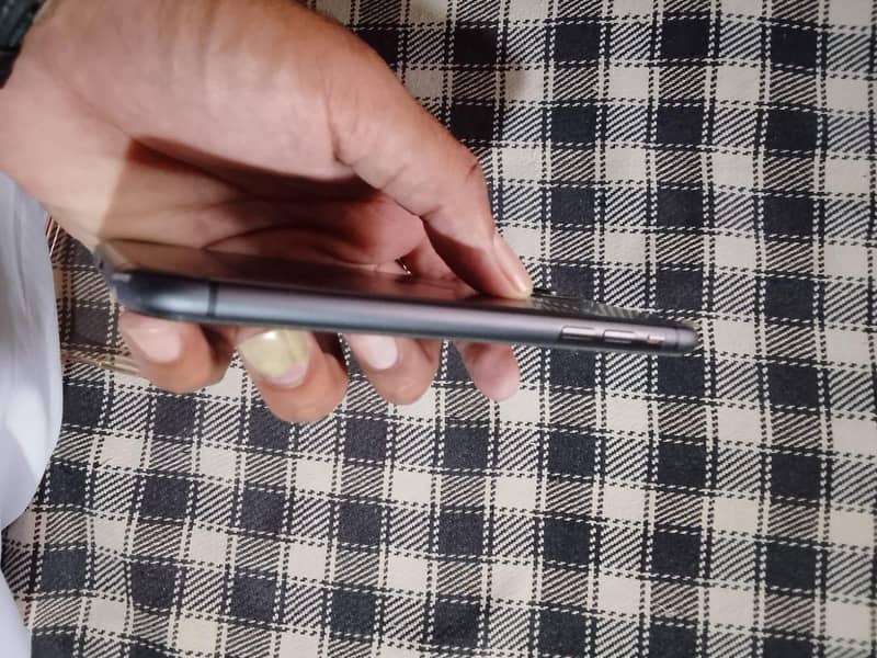 Apple iPhone 11 3