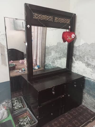 Vanity table with mirror