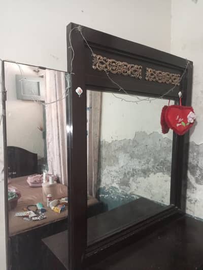 Vanity table with mirror