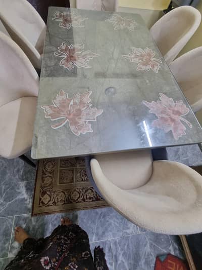 Dinning table slightly used 1 month used