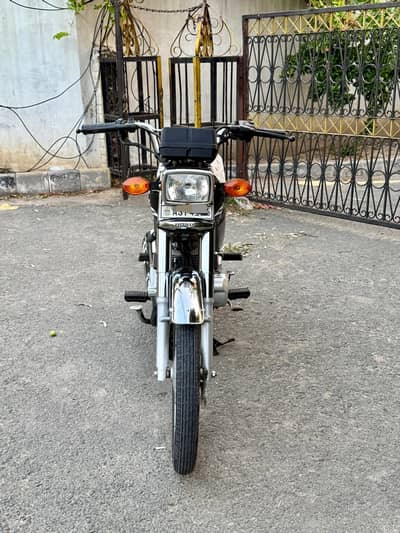 Honda CG 125 self start 2023 end 2024 shape only 5500 km used