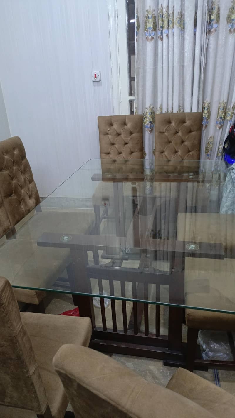 DINING TABLE 0