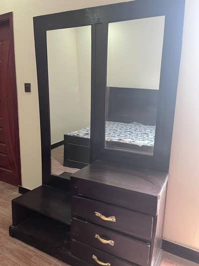 Bed and Dressing Table only without form