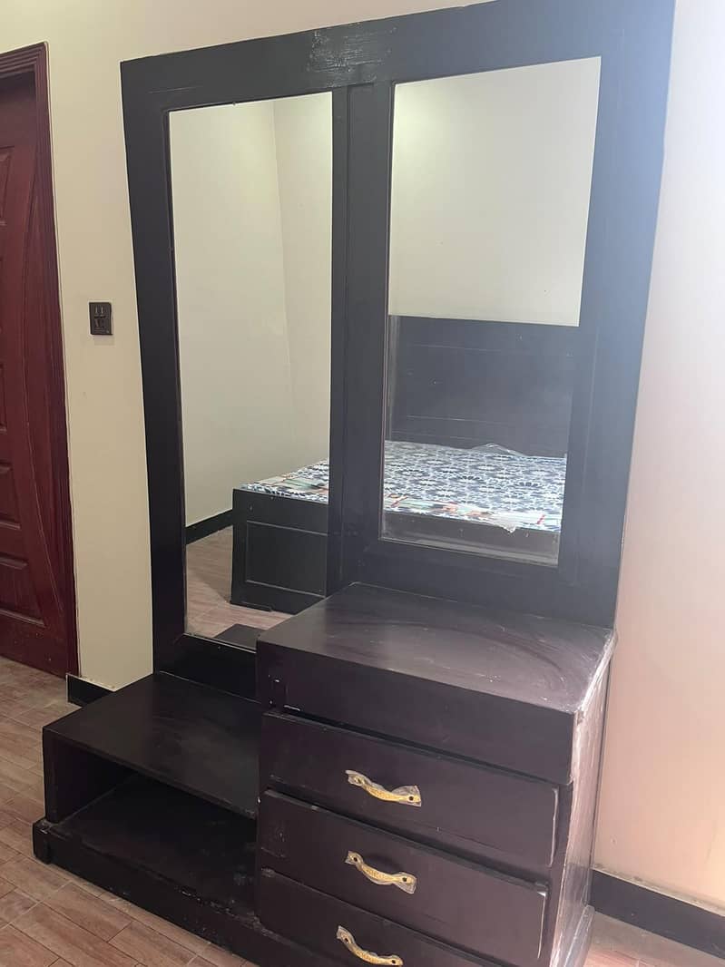 Bed and Dressing Table only without form 0