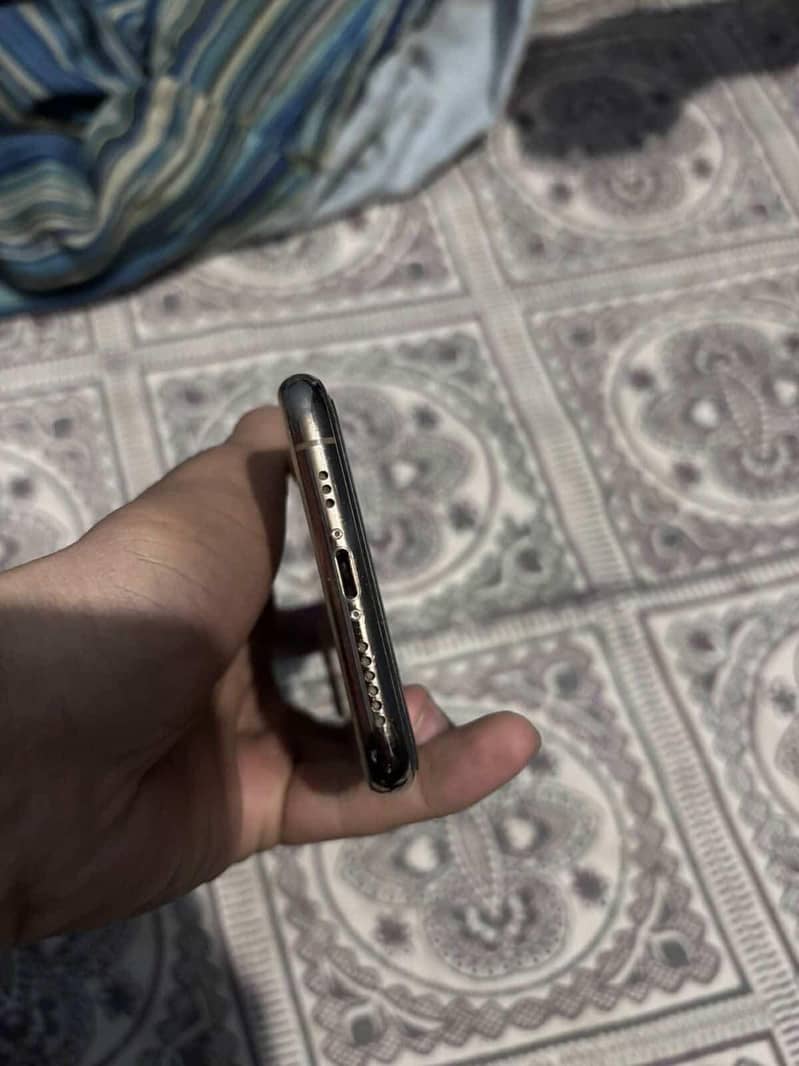 Apple iPhone 11 Pro 4
