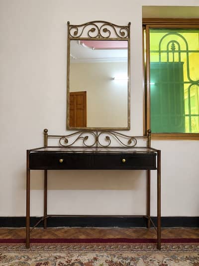 Dressing with mirror