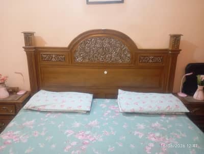 bed set with Dewan, side tables and dressing