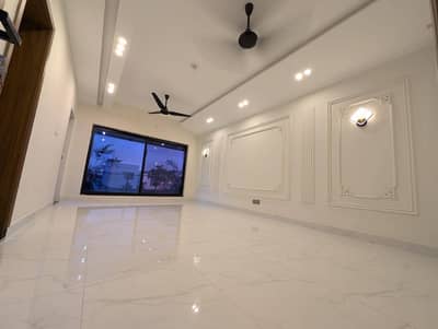 2 BED NON FURNISHED APRTMENT FOR RENT IN BAHRIA TOWN LAHORE