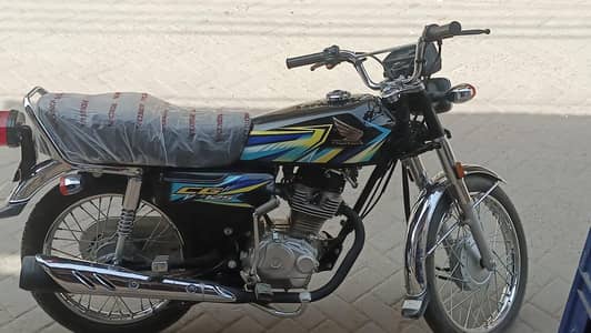 honda 125 lush condition black colour 300 km chali ha