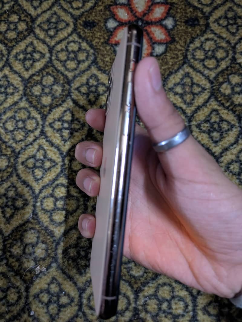 Apple iPhone 11 Pro 4