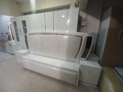 Brand new Bedroom set four piece suoer gloss lasani