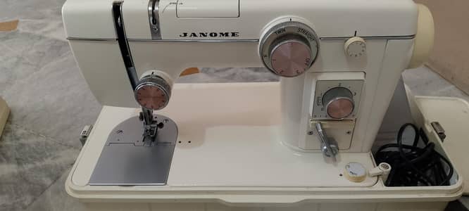janom sewing machine very good condition