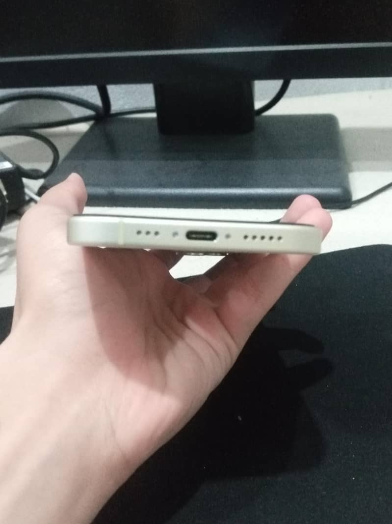 Apple iPhone 15 4