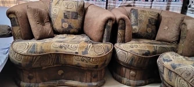 3 seetar sofa and 2 chairs good conditions