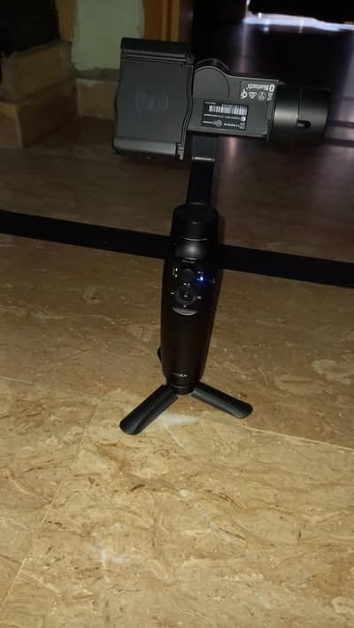mini-mi wireless phone charching gimbal.