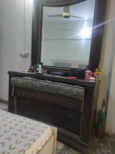 DRESSING TABLE 7/10