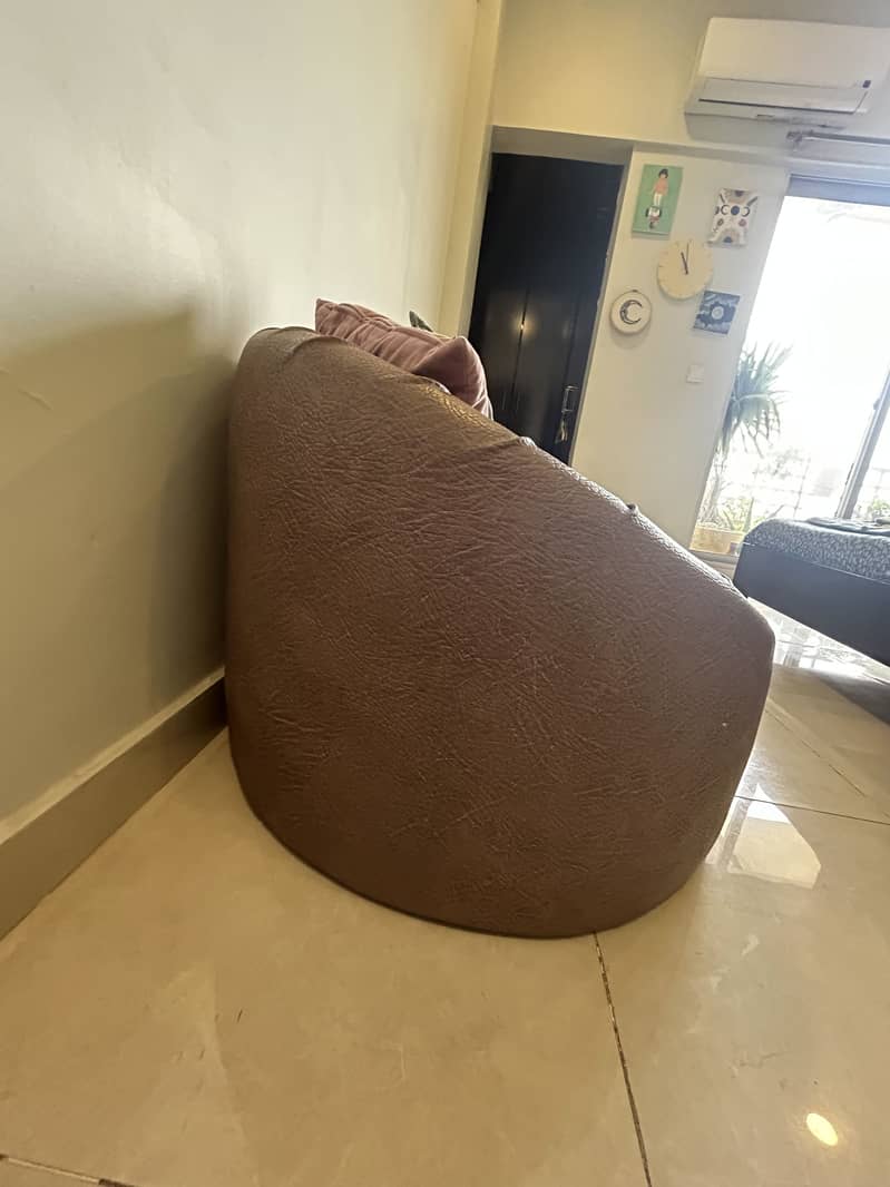 Trend round pod style sofas 6