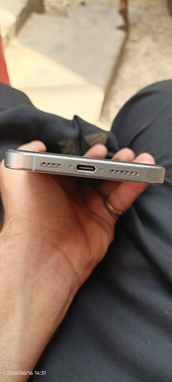 Apple iPhone 16 Pro Max 1