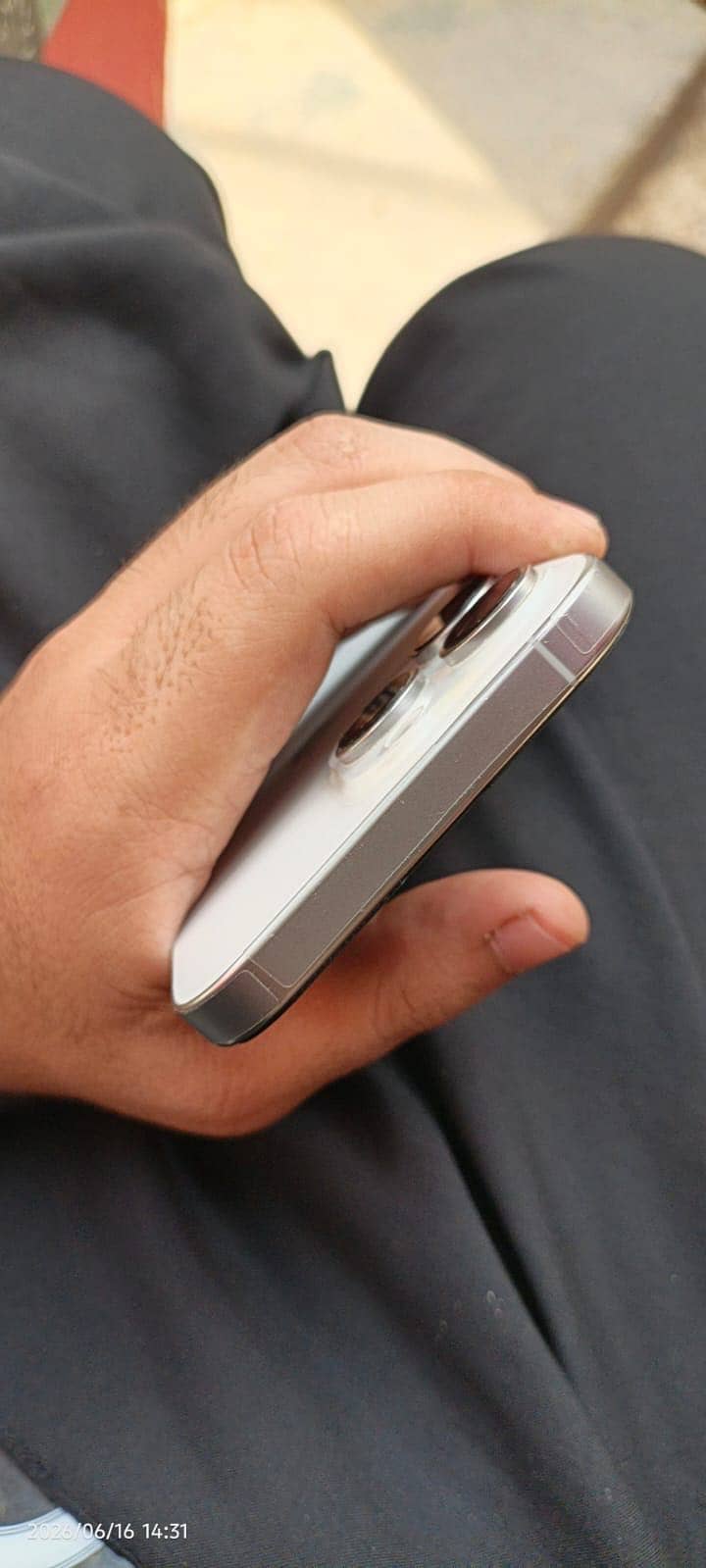 Apple iPhone 16 Pro Max 4