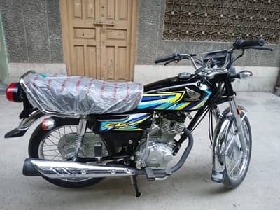 Honda 125 blkl new bike ha black colour open letter