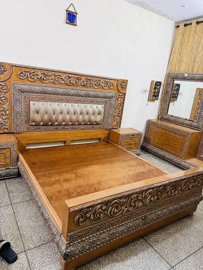 Diyar Wood Bed & Dressing