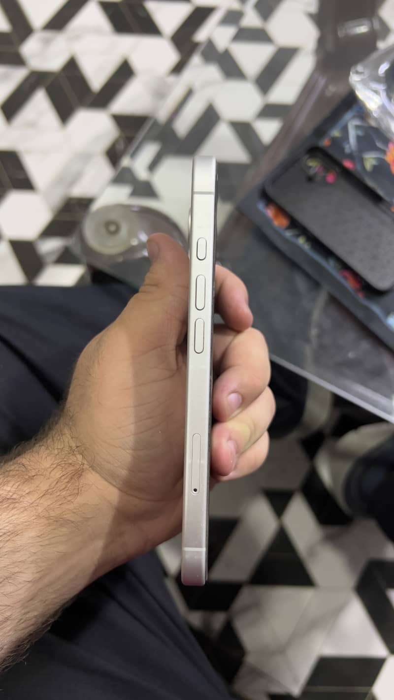 Apple iPhone 16 Plus 2