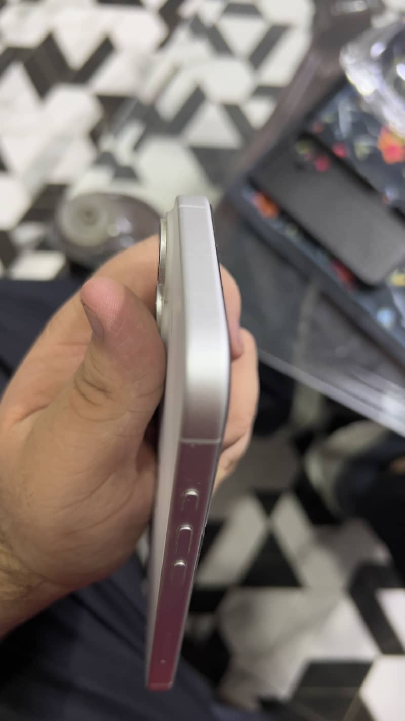 Apple iPhone 16 Plus 3
