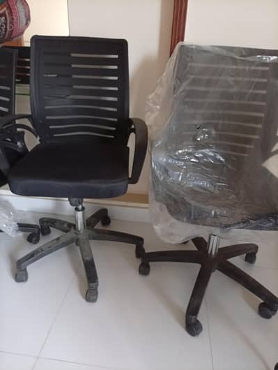  Almost New Black Mesh Office Revolving Chair 