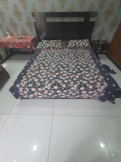 Bed with mattress and 1 side table.