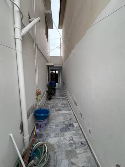 Sale 220 GHz house Triple story Gulshan banglow corner