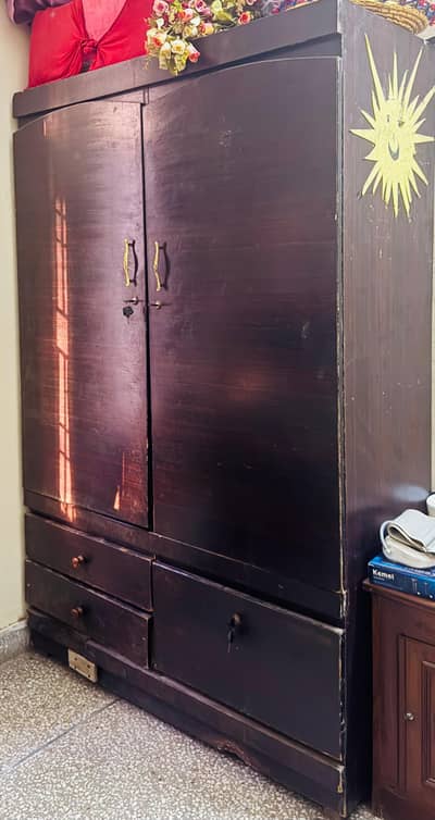 wooden almira for sell demand Rs 8000