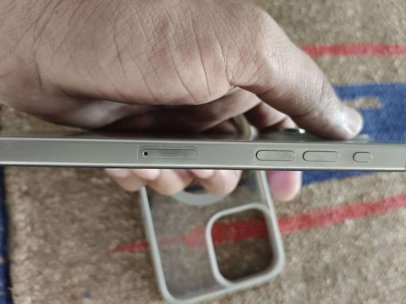 iPhone 15 Pro Max 4