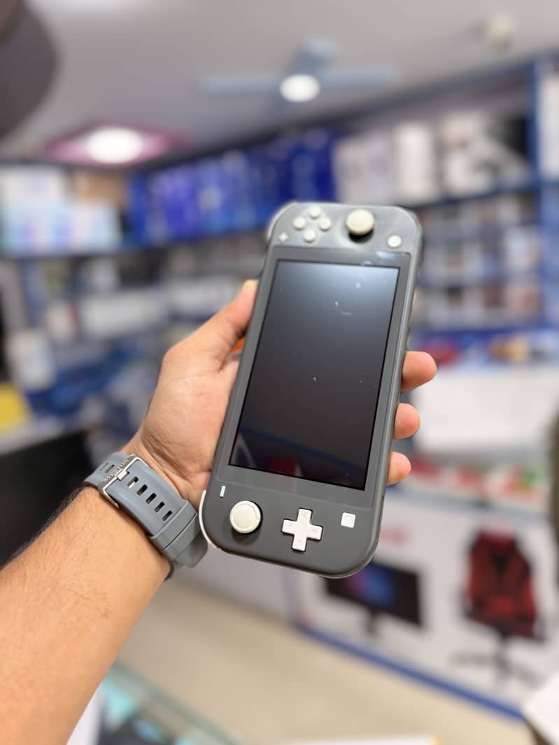 Nintendo Switch Lite 4