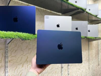 MacBook Air m4 13inch display just open box