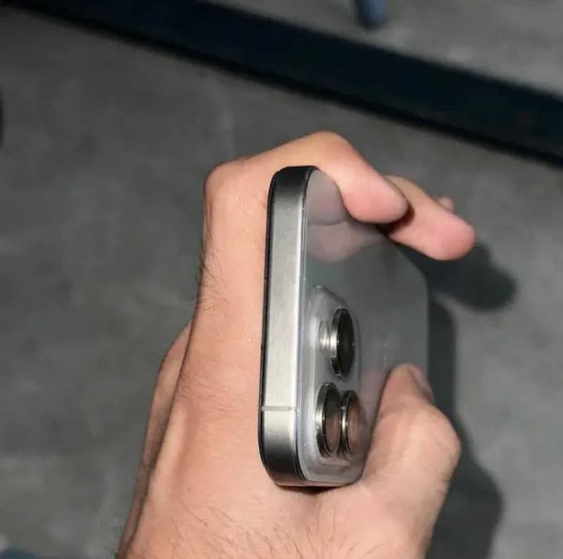 Apple iPhone 15 Pro 4