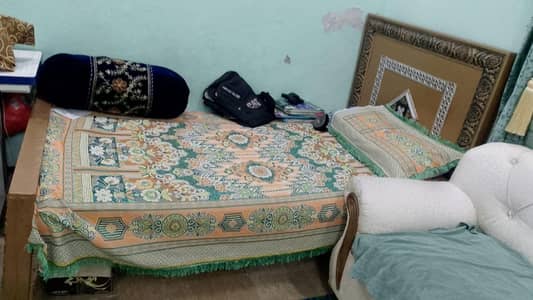 single bed in good condition (Wooden type) and diamond foam