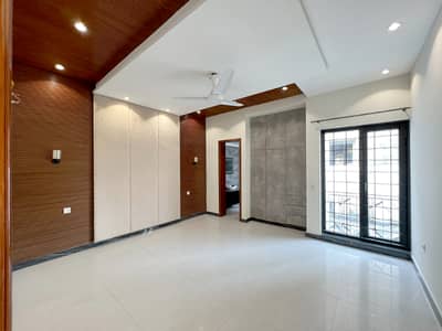 10 Marla Park Facing Next to Corner Full Basement Used House For Sale in Lake City Sector M-2A