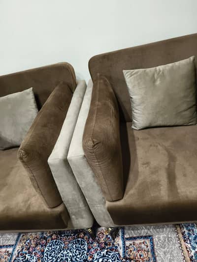 2 seatr room sofa brand new un touch