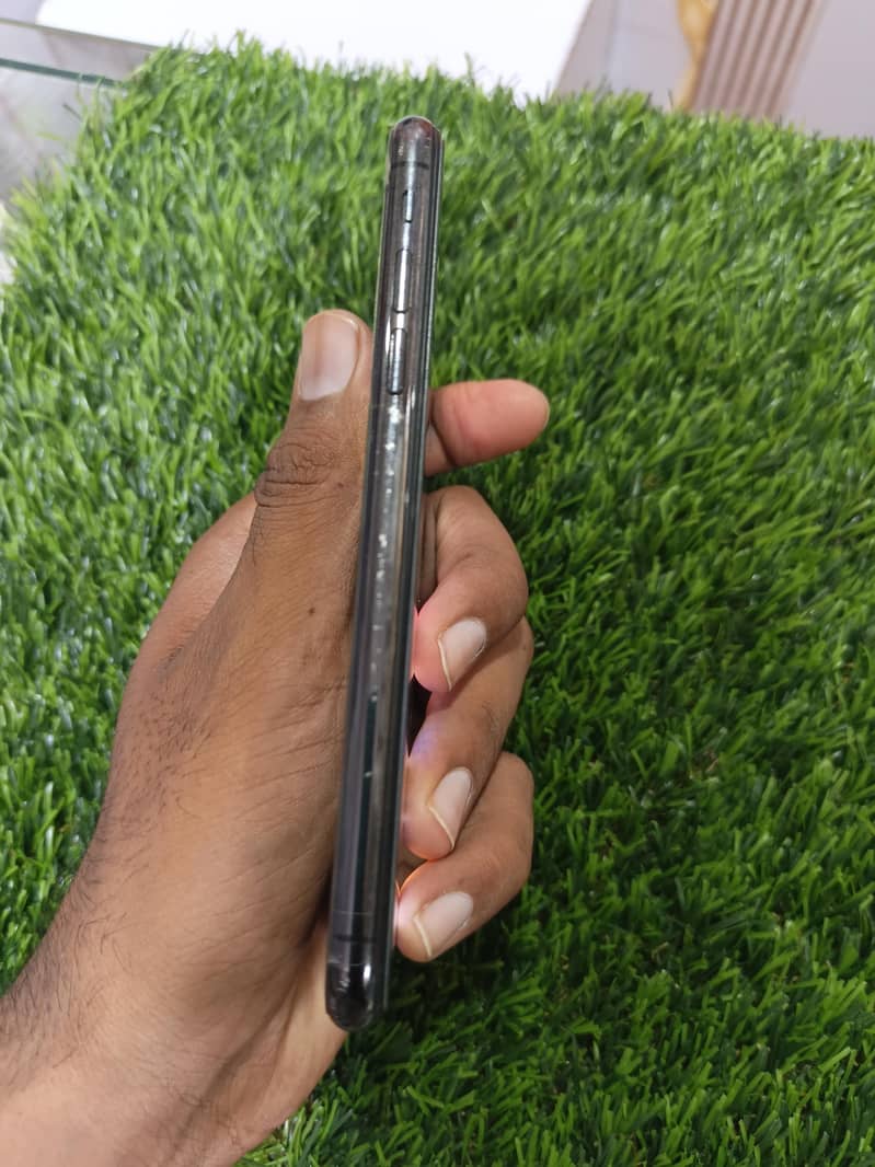 Apple iPhone X 4