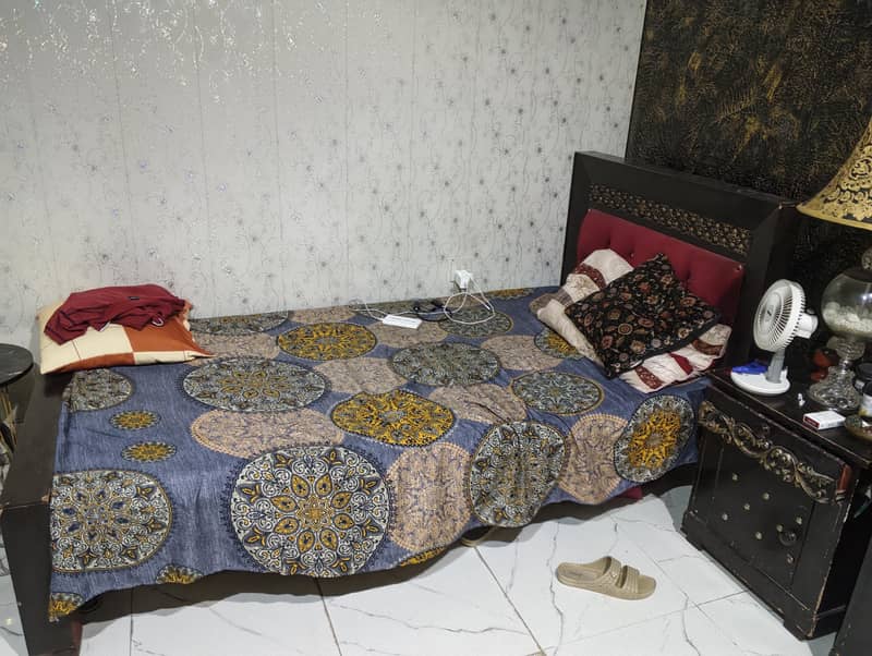 single bed   . dressing. side table 3