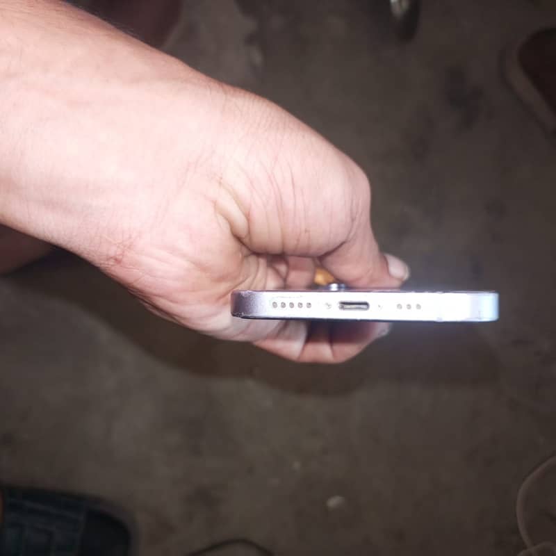 Apple iPhone 12 4