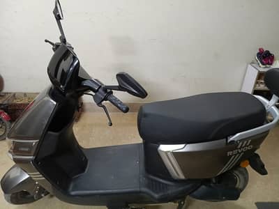 Revoo electric scooty