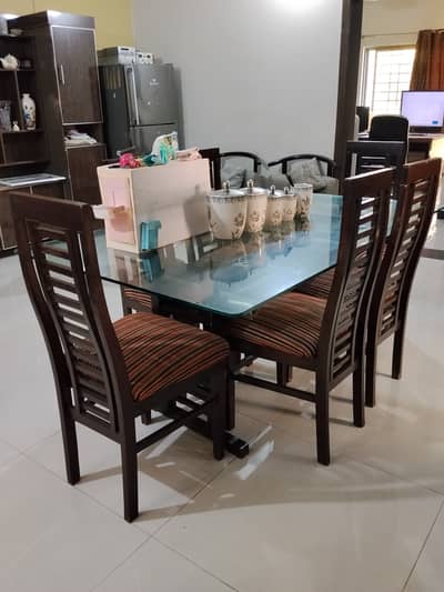 HIGH QUALITY TOP GLASS 6-SEATER DINNING TABLE FOR SALE URGENT!