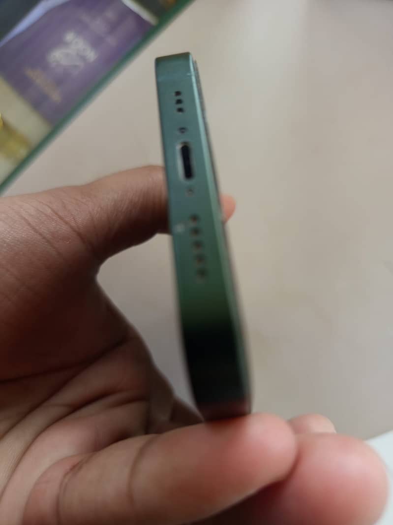 Apple iPhone 13 4