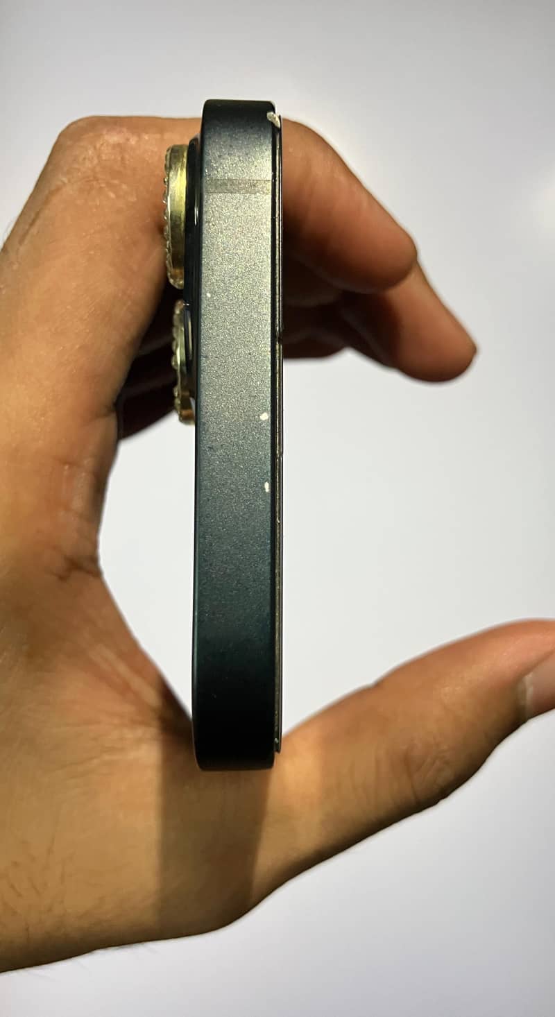 iPhone 13 4