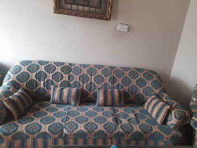 5 seater sofa in neat condition