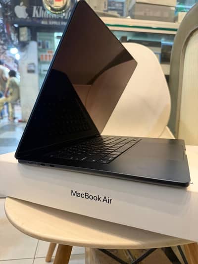 Macbook Air M2 15 Inches
