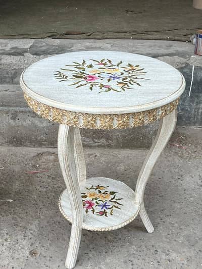 Round table for order contact. . 03002279391