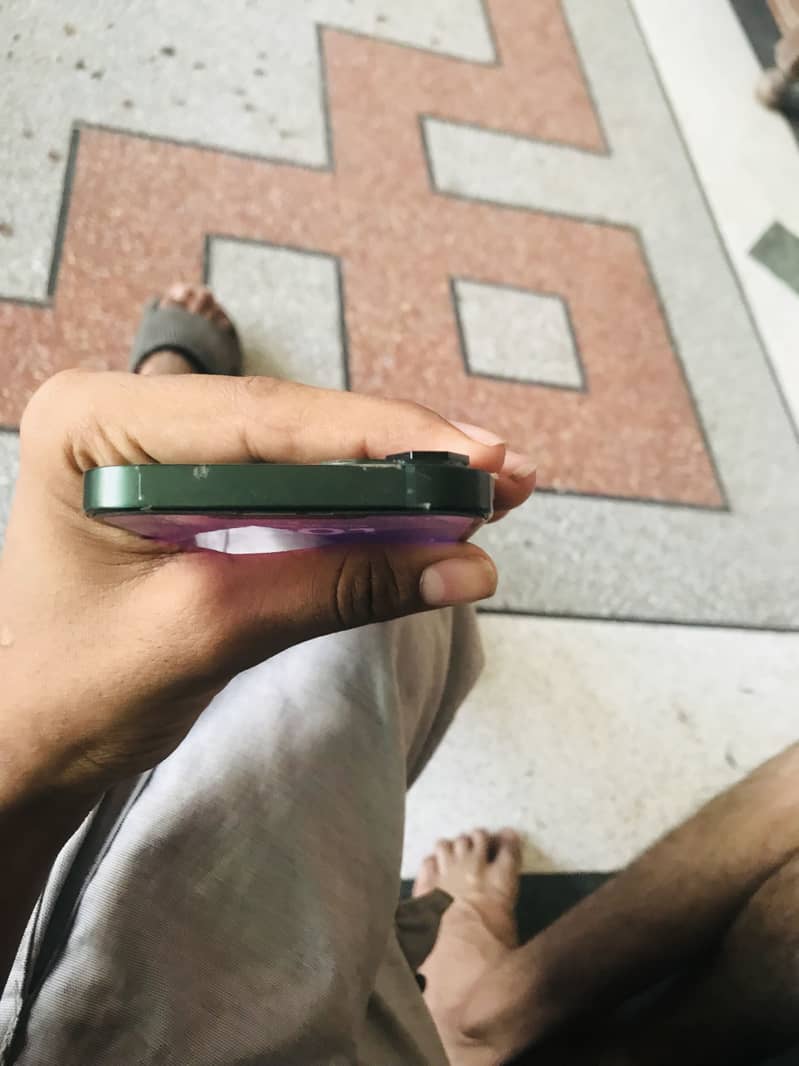 Apple iPhone 13 4
